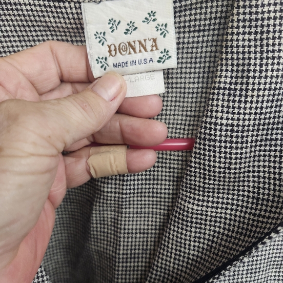 Elegant Black and White Button Down Shirt - Picture 5 of 5